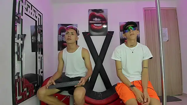 Snapshot of VERY_HOT_GUYS chatting on 16, 11, 2025 VERY HOT GUYS online show from 16, 11, 2025