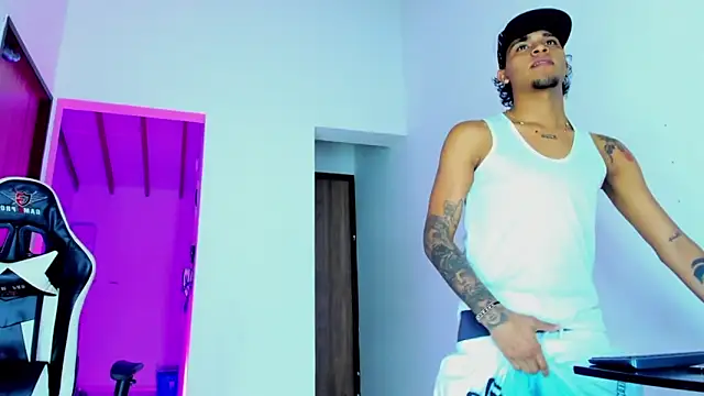 Snapshot of daddys_insanee chatting on 9, 10, 2025 daddys insanee online show from 9, 10, 2025