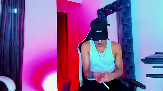 Snapshot of daddys_insanee chatting on 8, 11, 2025 daddys insanee online show from 8, 11, 2025