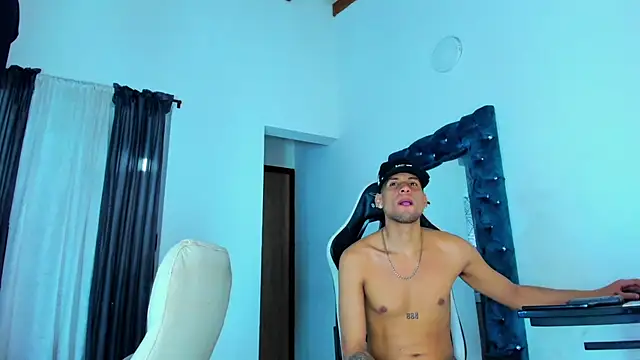 Snapshot of daddys_insanee chatting on 14, 11, 2025 daddys insanee online show from 14, 11, 2025