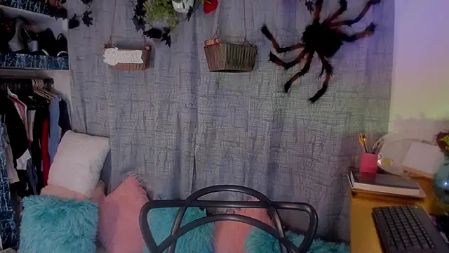 Snapshot of AmaruBloom chatting on 29, 10, 2025 AmaruBloom online show from 29, 10, 2025