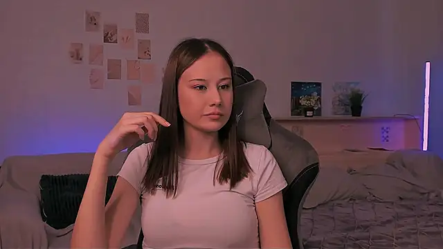 Snapshot of adelle046 chatting on 6, 10, 2025 adelle046 online show from 6, 10, 2025