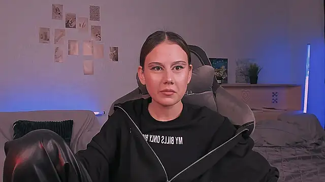 Snapshot of adelle046 chatting on 13, 10, 2025 adelle046 online show from 13, 10, 2025