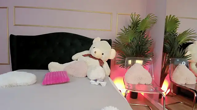 Snapshot of KirraWhite chatting on 9, 10, 2025 KirraWhite online show from 9, 10, 2025