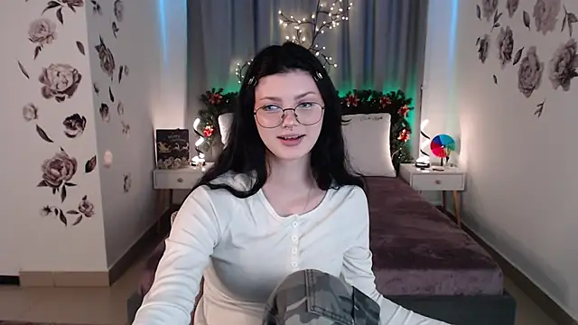 Snapshot of MileyRood chatting on 4, 12, 2025 MileyRood online show from 4, 12, 2025