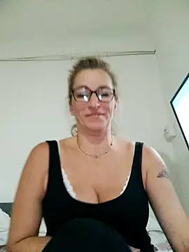 Snapshot of Fifi83Bell chatting on 6, 10, 2025 Fifi83Bell online show from 6, 10, 2025