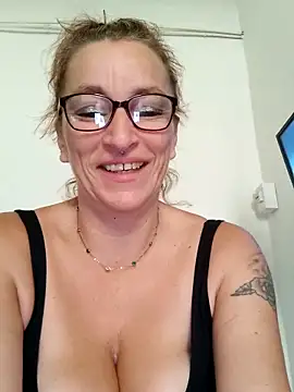 Snapshot of Fifi83Bell chatting on 10, 10, 2025 Fifi83Bell online show from 10, 10, 2025