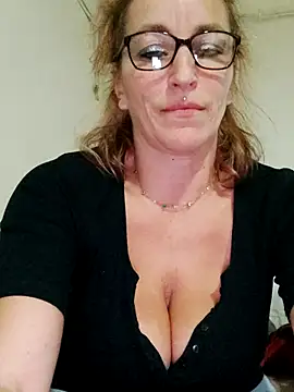 Snapshot of Fifi83Bell chatting on 3, 11, 2025 Fifi83Bell online show from 3, 11, 2025