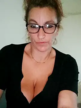 Snapshot of Fifi83Bell chatting on 8, 11, 2025 Fifi83Bell online show from 8, 11, 2025