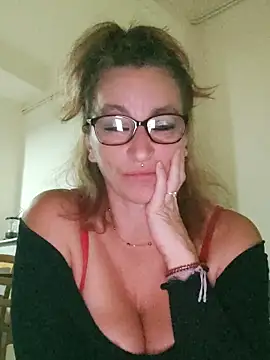 Snapshot of Fifi83Bell chatting on 25, 11, 2025 Fifi83Bell online show from 25, 11, 2025