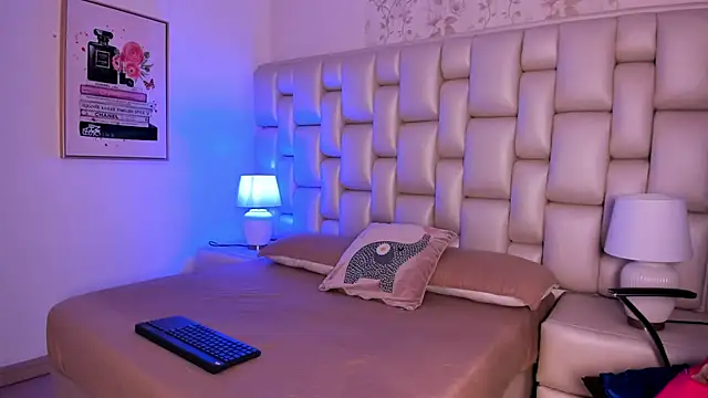 Snapshot of Peyton_louise chatting on 9, 11, 2025 Peyton louise online show from 9, 11, 2025