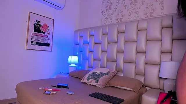 Snapshot of Peyton_louise chatting on 10, 11, 2025 Peyton louise online show from 10, 11, 2025