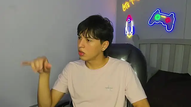 Snapshot of StiwenTwink chatting on 2, 10, 2025 StiwenTwink online show from 2, 10, 2025