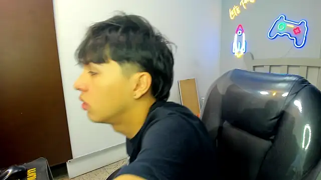 Snapshot of StiwenTwink chatting on 14, 10, 2025 StiwenTwink online show from 14, 10, 2025