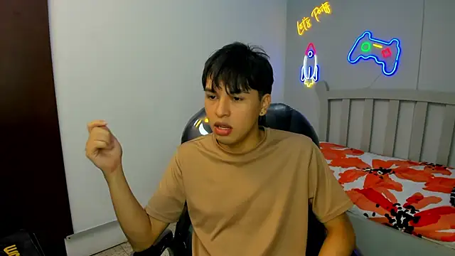 Snapshot of StiwenTwink chatting on 15, 10, 2025 StiwenTwink online show from 15, 10, 2025