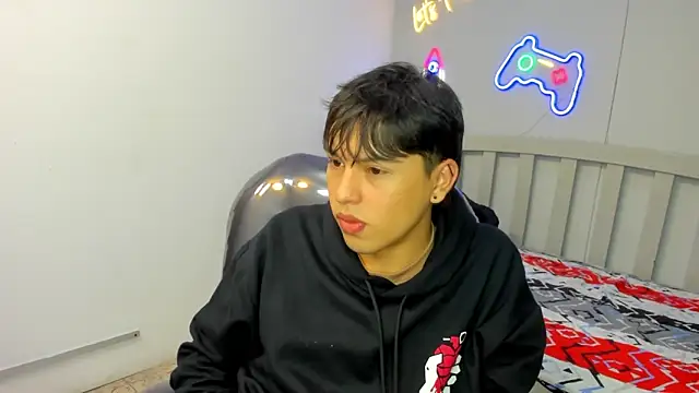 Snapshot of StiwenTwink chatting on 24, 10, 2025 StiwenTwink online show from 24, 10, 2025