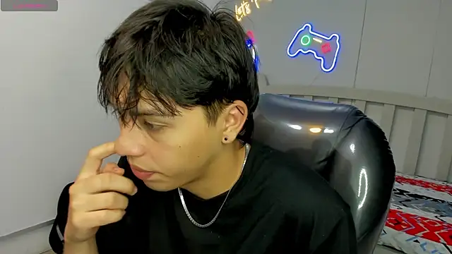 Snapshot of StiwenTwink chatting on 30, 10, 2025 StiwenTwink online show from 30, 10, 2025