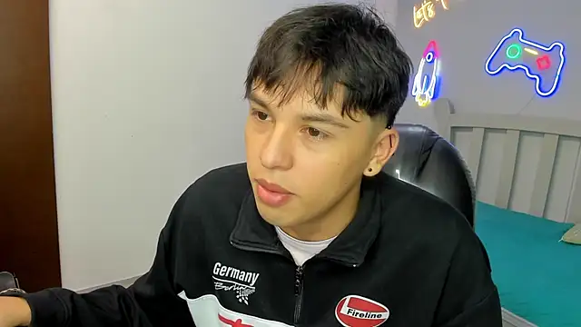 Snapshot of StiwenTwink chatting on 6, 11, 2025 StiwenTwink online show from 6, 11, 2025