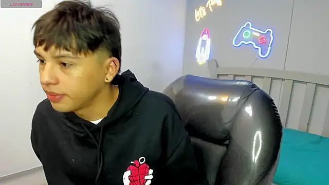 Snapshot of StiwenTwink chatting on 7, 11, 2025 StiwenTwink online show from 7, 11, 2025