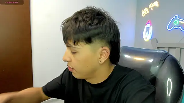 Snapshot of StiwenTwink chatting on 8, 11, 2025 StiwenTwink online show from 8, 11, 2025