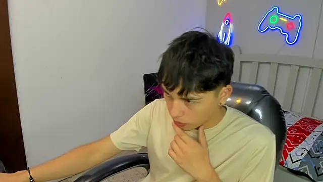 Snapshot of StiwenTwink chatting on 12, 11, 2025 StiwenTwink online show from 12, 11, 2025