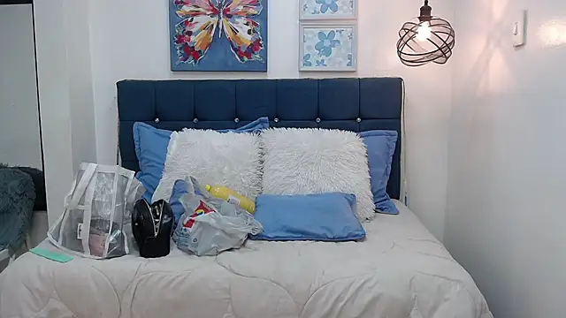 Snapshot of Antonella__b chatting on 13, 10, 2025 Antonella b online show from 13, 10, 2025