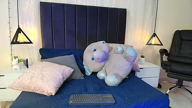 Rubyvixxen  online show from 4, 10, 2025