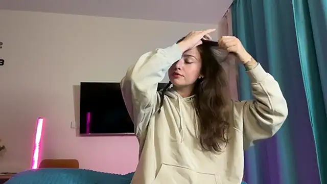 Snapshot of erikaa_miuu chatting on 13, 10, 2025 erikaa miuu online show from 13, 10, 2025