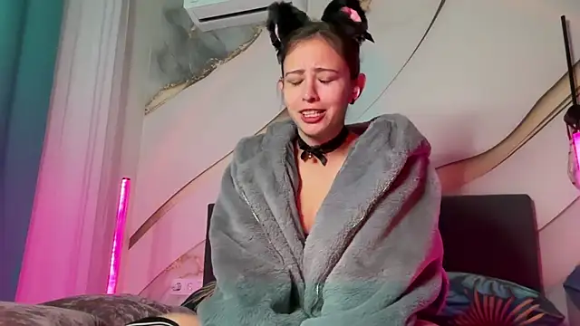 Snapshot of erikaa_miuu chatting on 18, 10, 2025 erikaa miuu online show from 18, 10, 2025