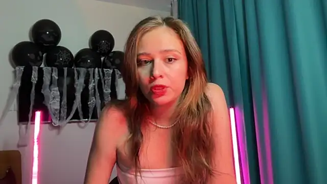 Snapshot of erikaa_miuu chatting on 28, 10, 2025 erikaa miuu online show from 28, 10, 2025