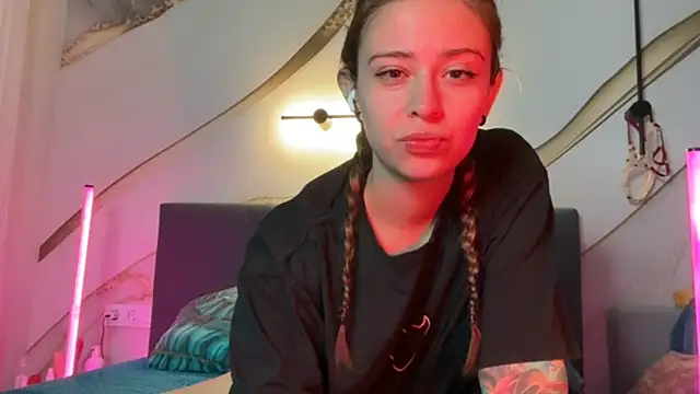 Snapshot of erikaa_miuu chatting on 1, 11, 2025 erikaa miuu online show from 1, 11, 2025