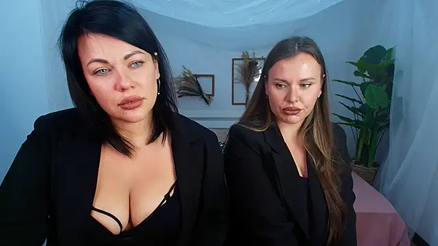 Snapshot of Li0ra chatting on 8, 10, 2025 Li0ra online show from 8, 10, 2025