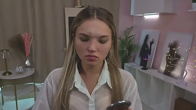 Snapshot of JulieLupo chatting on 12, 10, 2025 JulieLupo online show from 12, 10, 2025