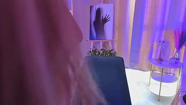 Snapshot of JulieLupo chatting on 4, 11, 2025 JulieLupo online show from 4, 11, 2025