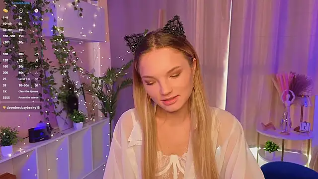 Snapshot of JulieLupo chatting on 7, 11, 2025 JulieLupo online show from 7, 11, 2025