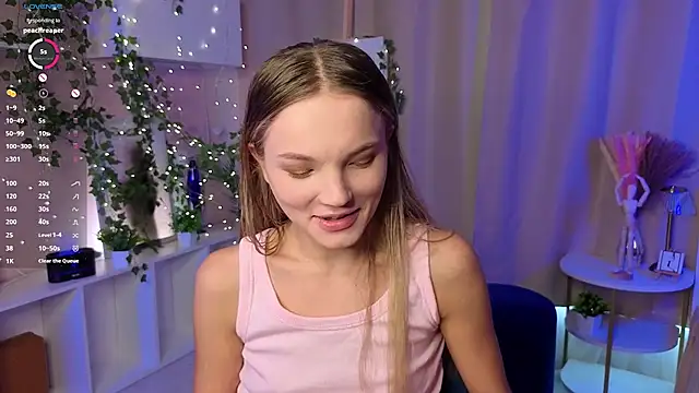 Snapshot of JulieLupo chatting on 8, 11, 2025 JulieLupo online show from 8, 11, 2025