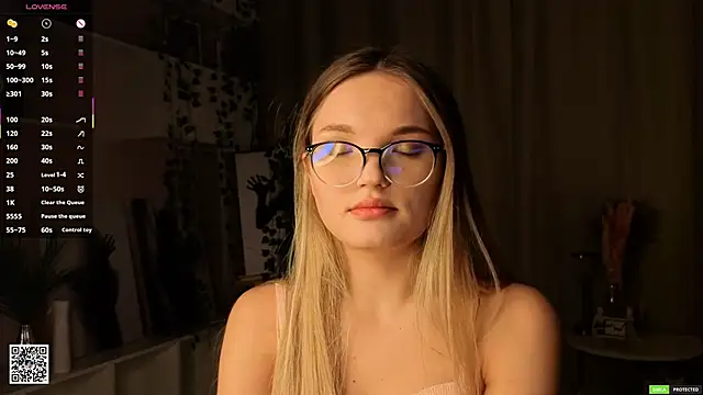 Snapshot of JulieLupo chatting on 5, 2, 2026 JulieLupo online show from 5, 2, 2026