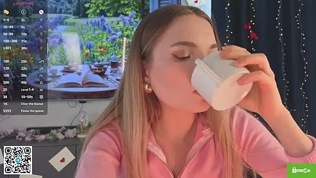 Snapshot of JulieLupo chatting on 14, 3, 2026 JulieLupo online show from 14, 3, 2026