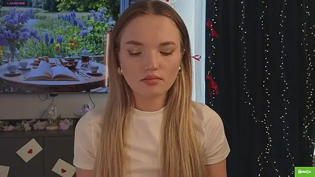 Snapshot of JulieLupo chatting on 15, 3, 2026 JulieLupo online show from 15, 3, 2026