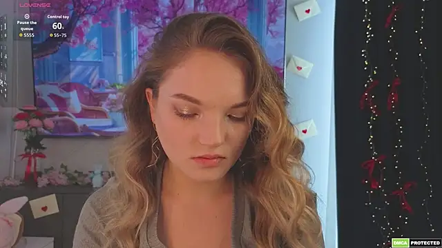 Snapshot of JulieLupo chatting on 6, 4, 2026 JulieLupo online show from 6, 4, 2026