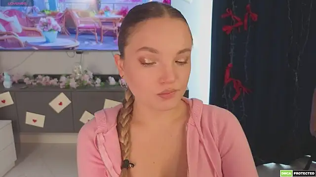 Snapshot of JulieLupo chatting on 10, 4, 2026 JulieLupo online show from 10, 4, 2026