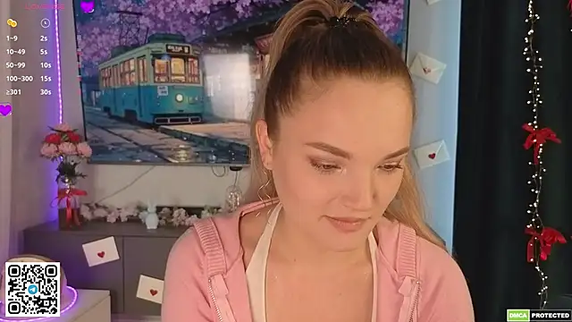 Snapshot of JulieLupo chatting on 11, 4, 2026 JulieLupo online show from 11, 4, 2026