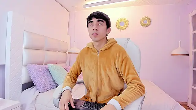 Hottie Guy online show from 15, 12, 2025