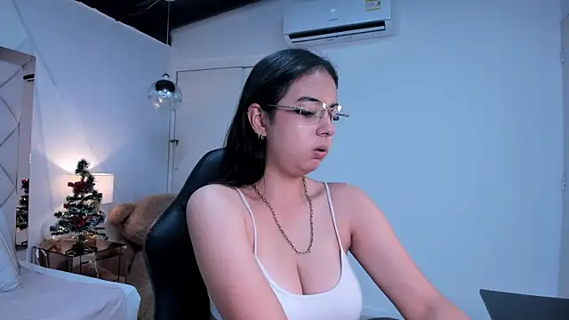 Snapshot of maddie_greyy chatting on 25, 11, 2025 maddie greyy online show from 25, 11, 2025