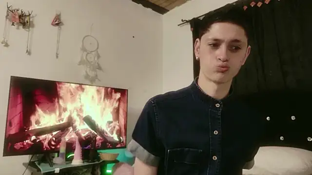 Snapshot of Tyler_cat chatting on 13, 10, 2025 Tyler cat online show from 13, 10, 2025