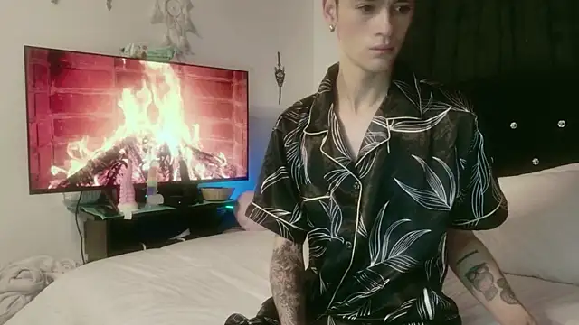 Snapshot of Tyler_cat chatting on 24, 10, 2025 Tyler cat online show from 24, 10, 2025