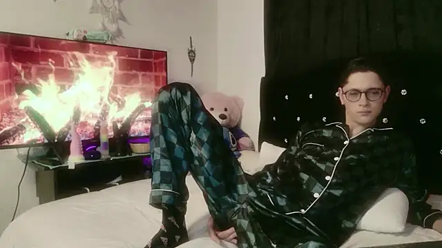 Snapshot of Tyler_cat chatting on 26, 10, 2025 Tyler cat online show from 26, 10, 2025