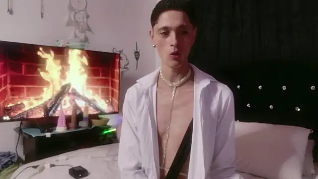 Snapshot of Tyler_cat chatting on 8, 11, 2025 Tyler cat online show from 8, 11, 2025