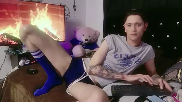 Snapshot of Tyler_cat chatting on 13, 11, 2025 Tyler cat online show from 13, 11, 2025