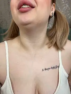 Snapshot of KellyMoors chatting on 10, 10, 2025 KellyMoors online show from 10, 10, 2025